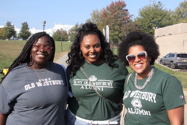 A family of female Old Westbury Alumni at Panther Pride Homecoming