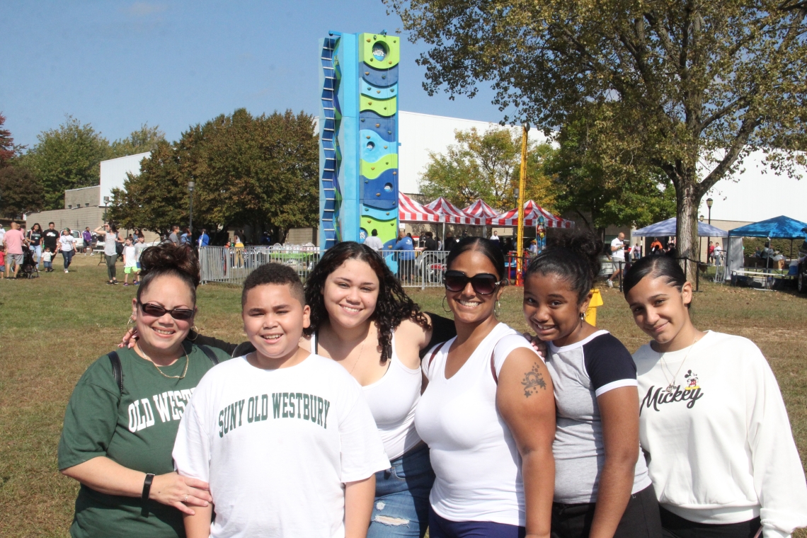 A family of women and children at Panther Pridse Homecoming