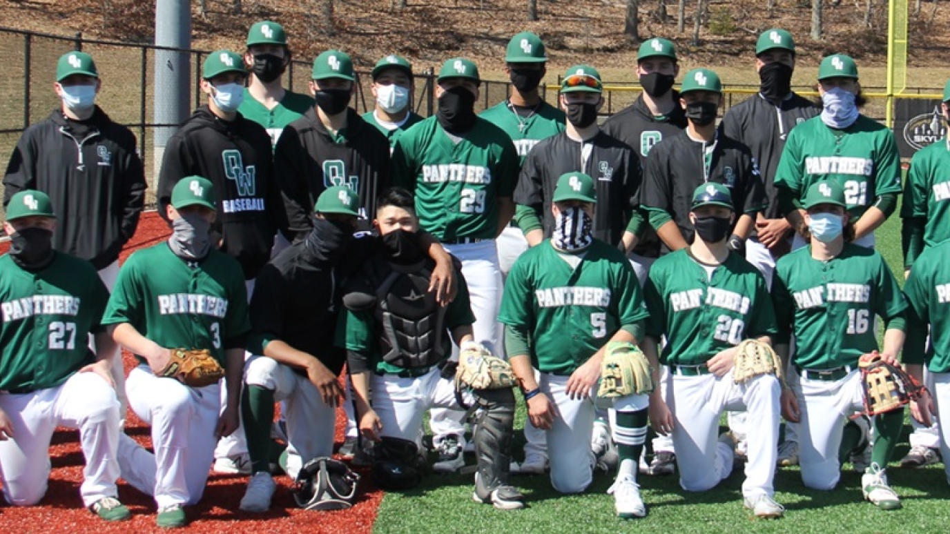 Team photo of 2021 baseball team with players in green jerseys