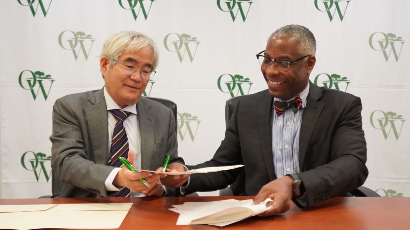 President Sams and Vice President Kanaguchi sign agreement