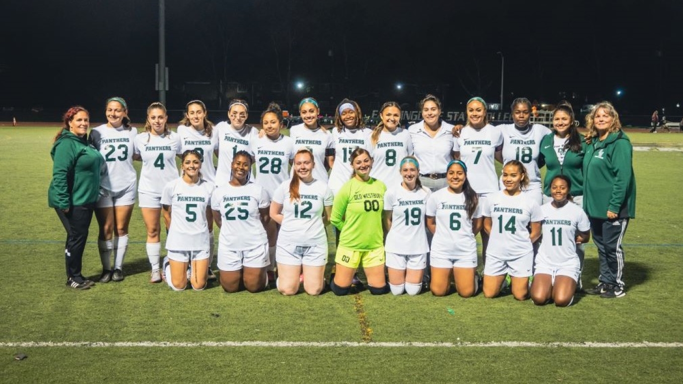 The 2022 Panther Women's Soccer team photo 