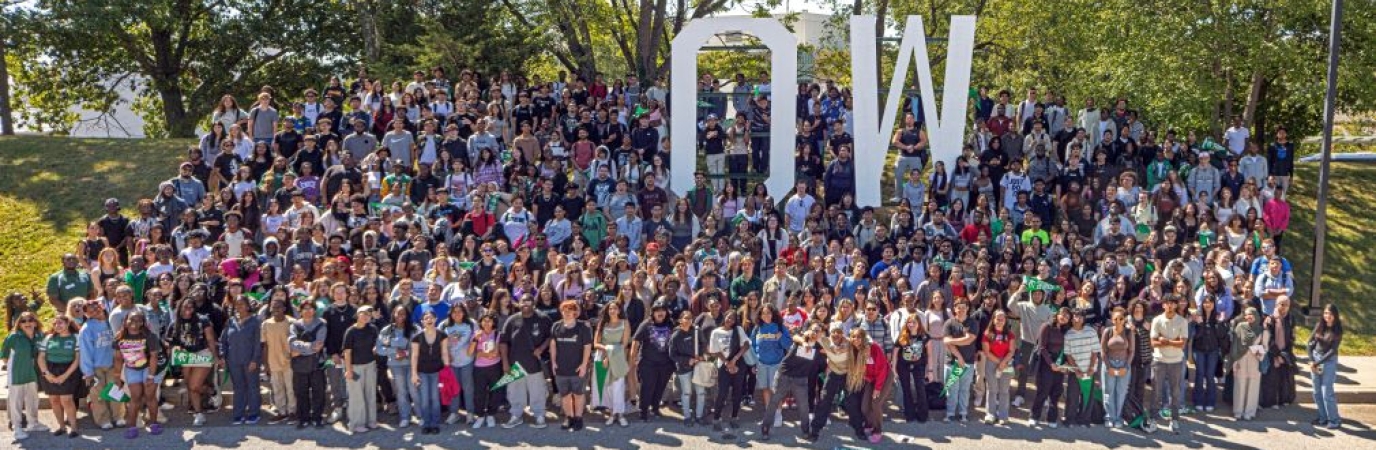 Group photo of 800 students