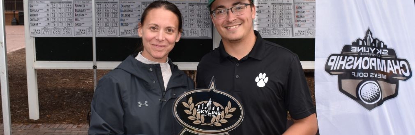 Woman in windbreaker presents award to male golfer