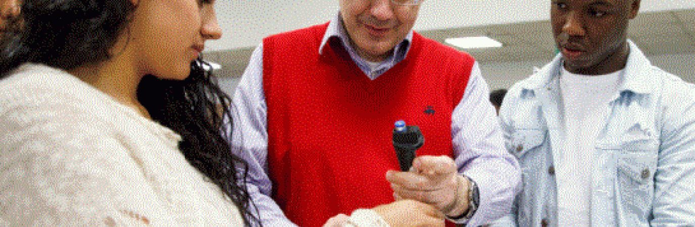 Professor Noutsos with two students in the general instruction science lab