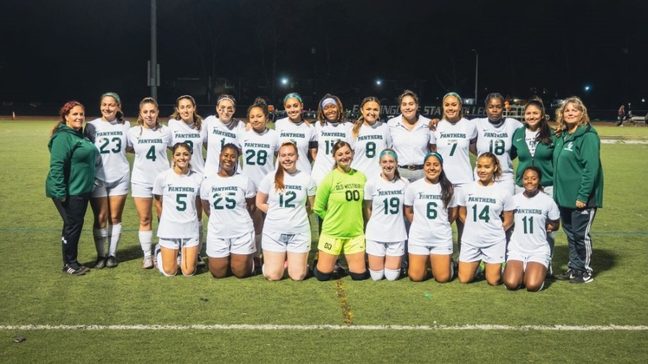 The 2022 Panther Women's Soccer team photo 