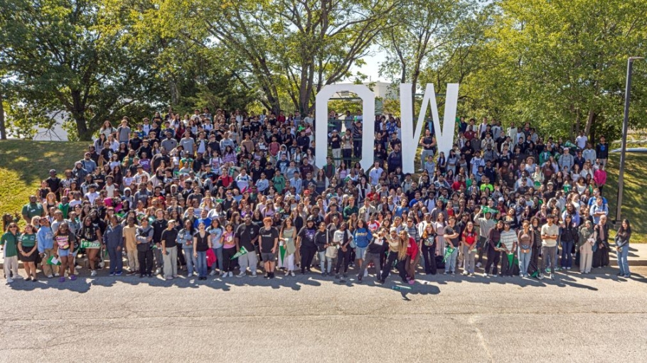 Group photo of 800 students