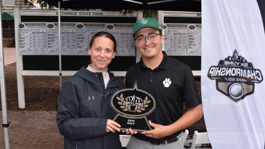Woman in windbreaker presents award to male golfer