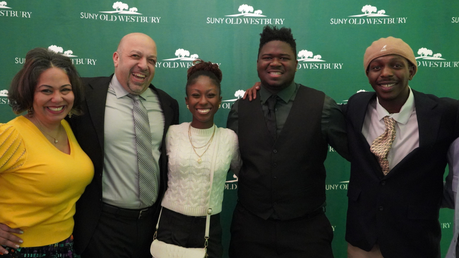 Lisandra Ramos with MIC students